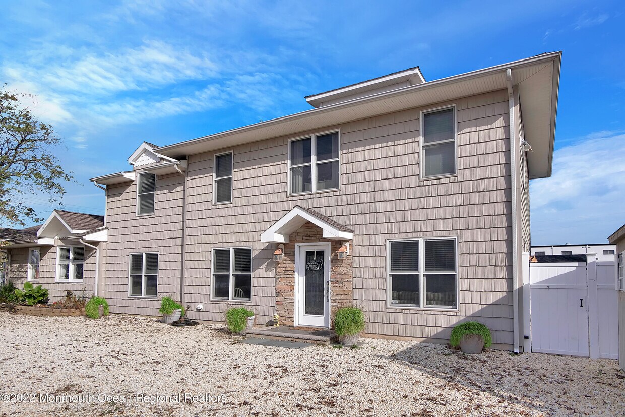 121B 3rd Ave, Ortley Beach, NJ 08751 Townhome Rentals in Ortley Beach NJ