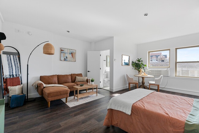 Building Photo - 1553 W Hollywood Ave