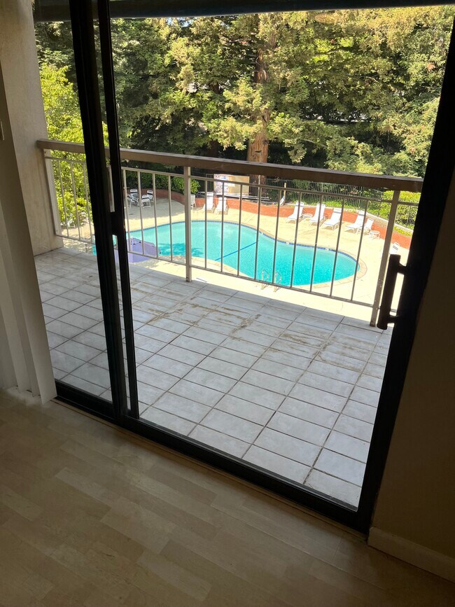 Foto del edificio - 320 N Civic Dr
