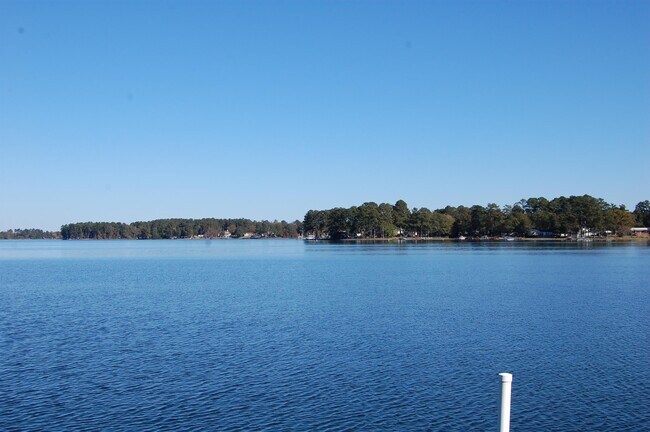 Foto del edificio - 180 Lakeshore Dr
