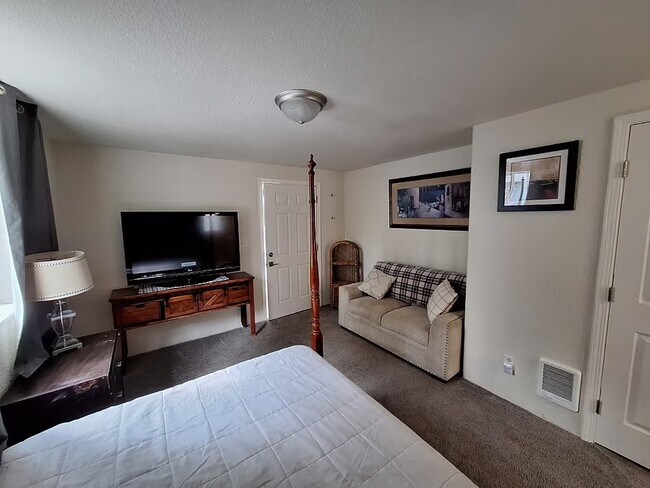 Desde la esquina de la sala de estar - 3332 Larch Way