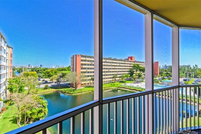 Foto del edificio - 1770 NE 191st St