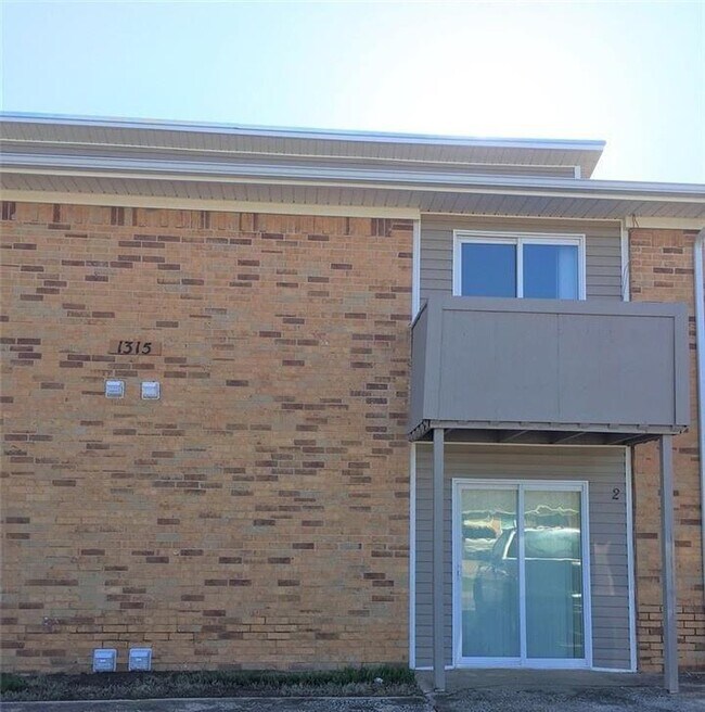 Foto del edificio - 1315 Glen Oaks Ct