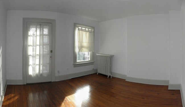 Living area - door to deck - 812 Prince St