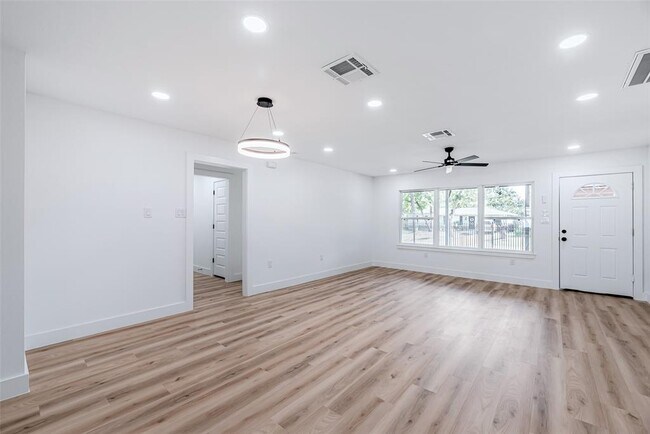 Foto del edificio - 8658 Sonneville Dr