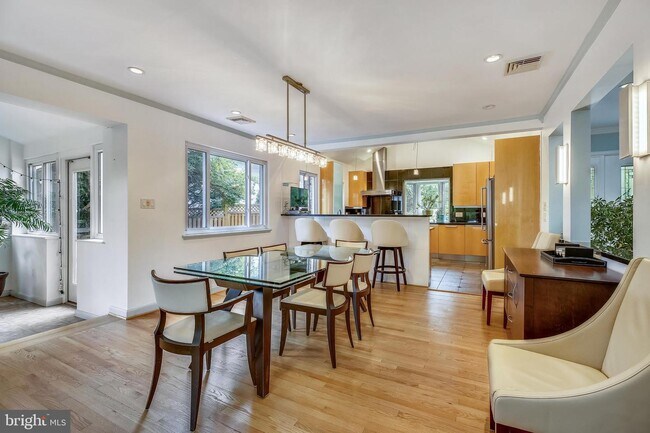 Foto del edificio - 3303 Shirley Ln