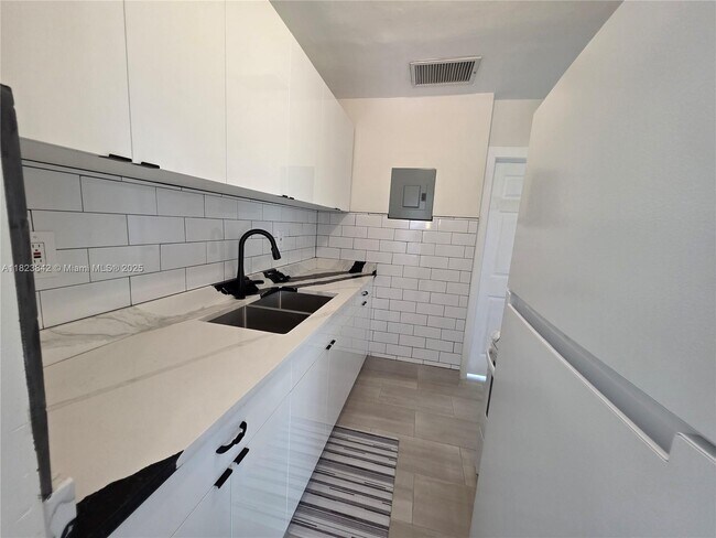 Foto del edificio - 120 NE 10th Ave