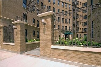 Building Photo - 779 Riverside Dr