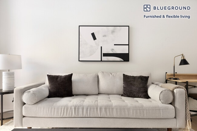 Building Photo - 2225 S Beverly Glen Blvd