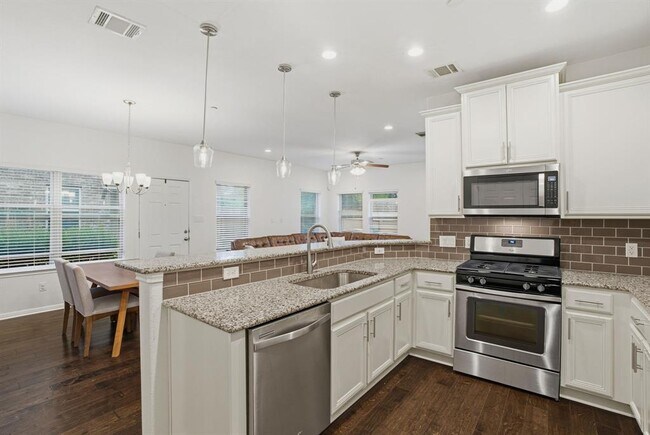 Foto del edificio - 2304 S Lakeline Blvd
