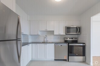 1BR, 1BA - 683SF - Kitchen - 50 Burnhill Road