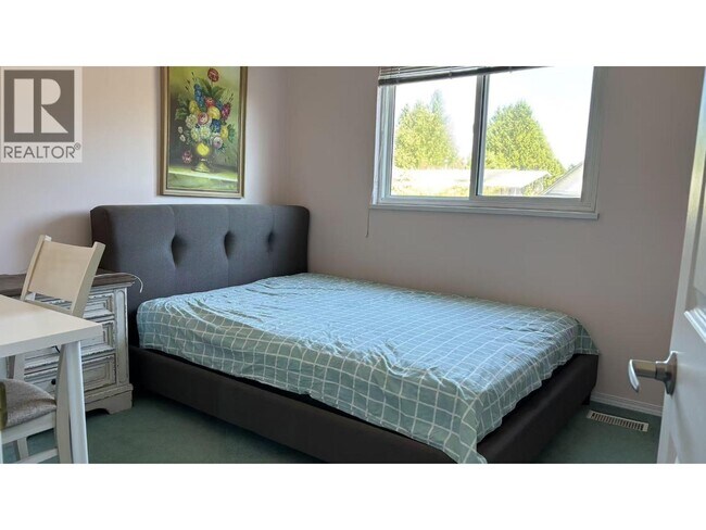 Photo du bâtiment - Main Floor-6711 MAYFLOWER DRIVE