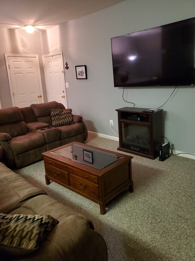 75" TV y una gran cantidad de asientos - 1974 Scotts Crossing Way
