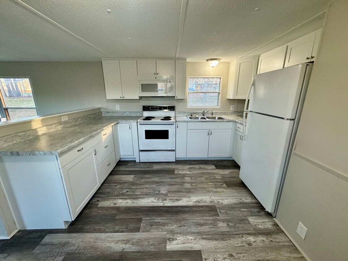 Cocina a estrenar con gabinetes y electrodomésticos. - 1057 Shiloh Rd N