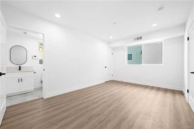 Foto del edificio - 6704 Kester Ave