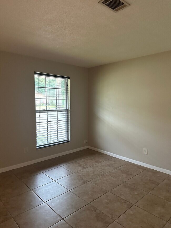 Building Photo - Cute house with a big yard. Perfect for ou...