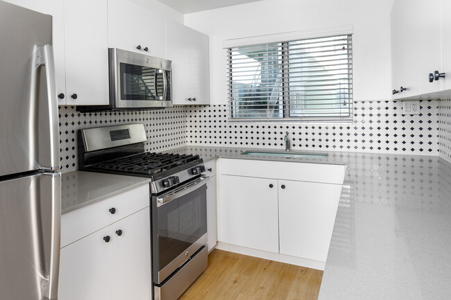 Modern kitchen with a vintage touch! - Skylar Apartments