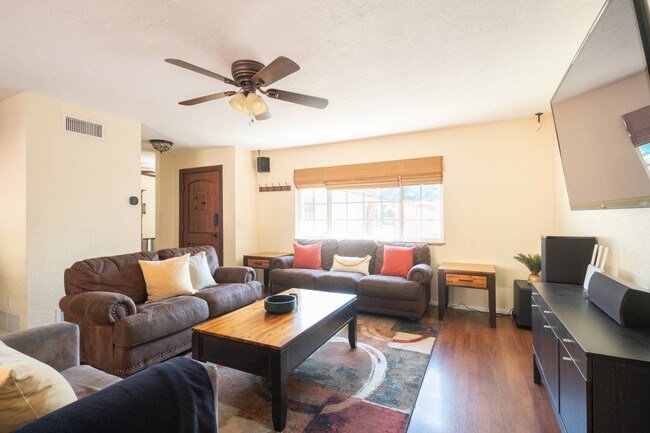Foto del edificio - 7267 Golfcrest Dr