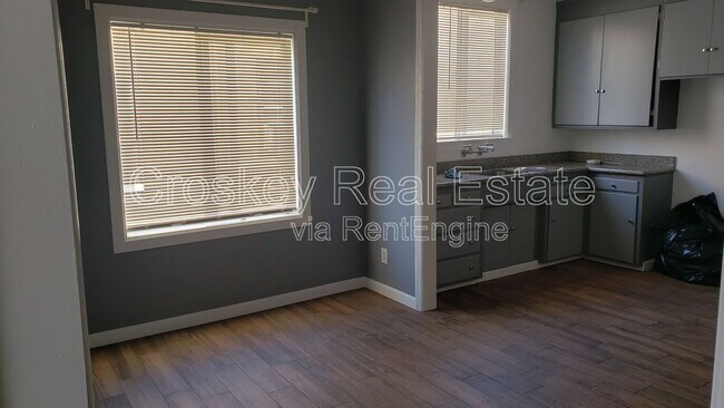 Foto del edificio - 461 E 9th St