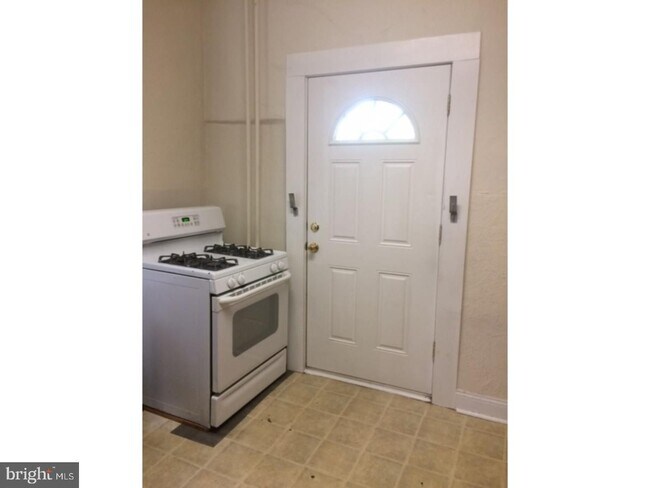Building Photo - 3 Bedroom Home
