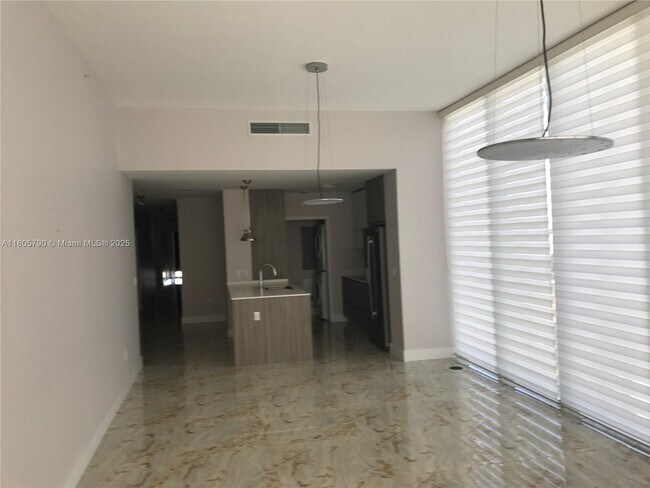 Foto del edificio - 600 NE 27th St