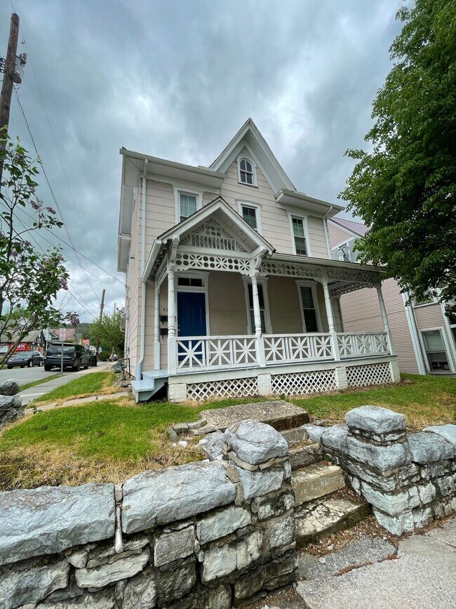 435 Willowbank St Unit 1, Bellefonte, PA 16823 Room for Rent in