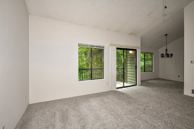 Building Photo - **Beautifully Updated 2-Bedroom, 2-Bath Condo in Prime Kirkland Location**