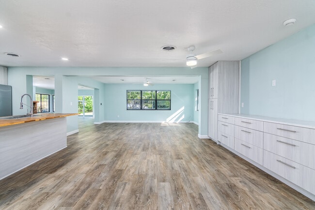 Building Photo - 1 W Point Dr