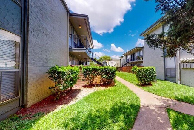 Foto del edificio - 707 El Dorado Blvd