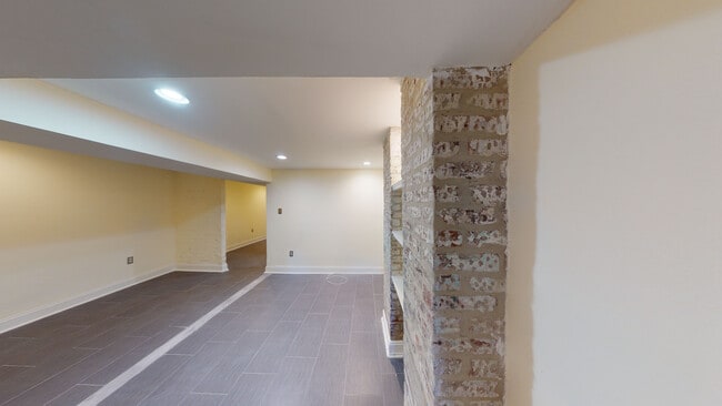 Building Photo - 2476 Ontario Rd NW
