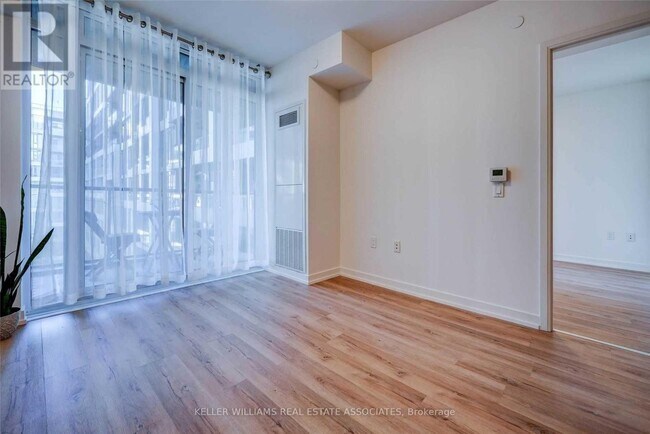 Photo du bâtiment - 576-576 Front St W