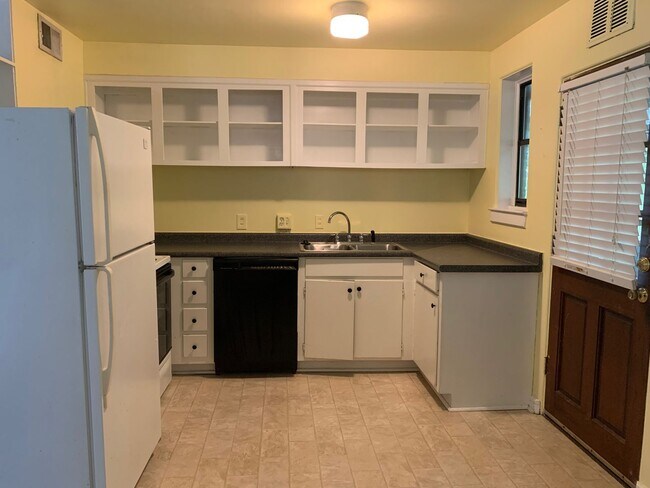 Building Photo - Nicely Updated 2 Bedroom, 1 Bath Townhome....