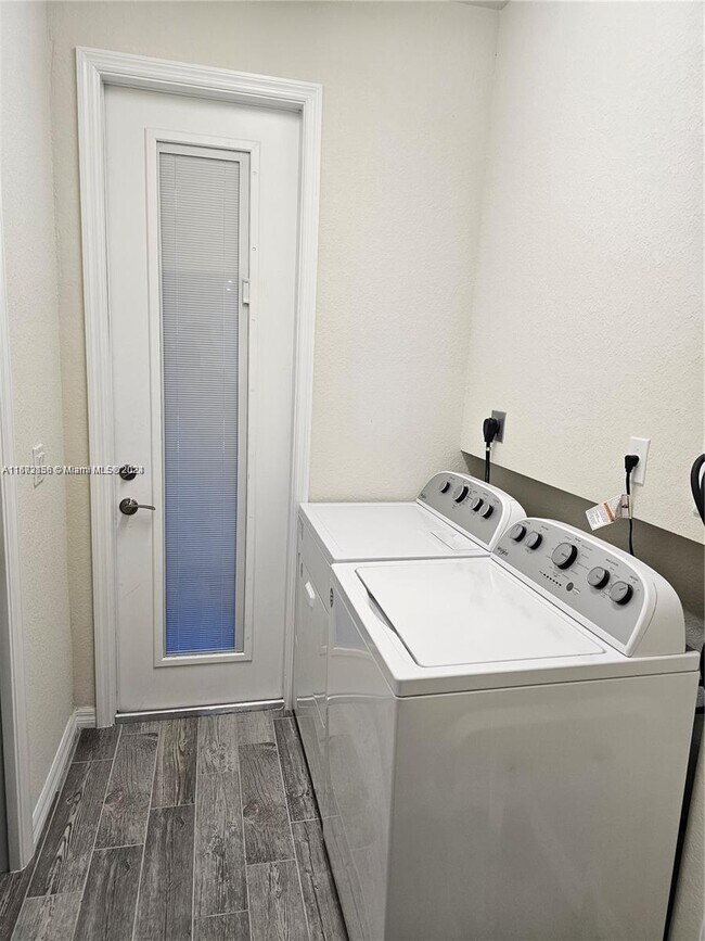 Foto del edificio - 1030 Eucalyptus Dr