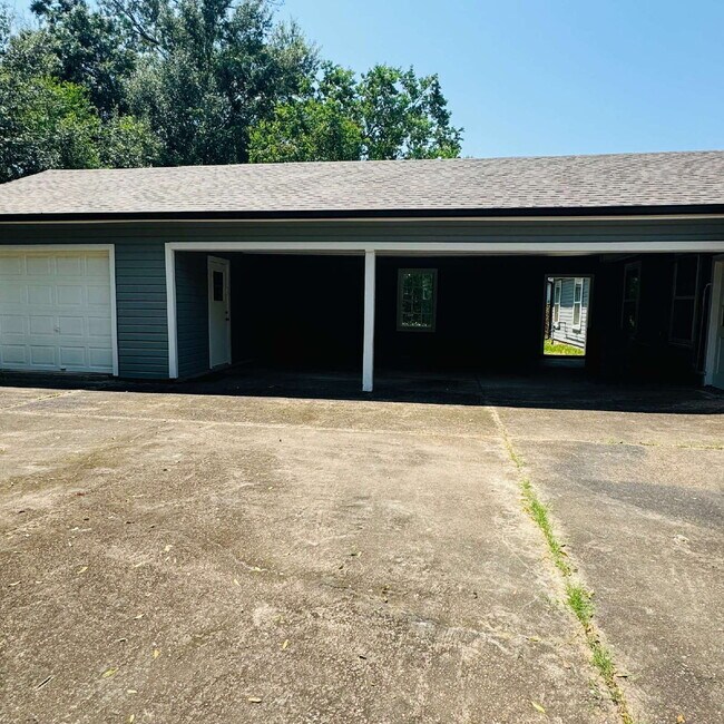 Building Photo - 735 Cuchia St