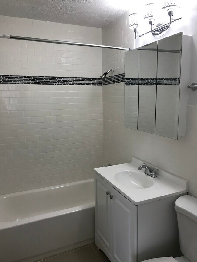 Foto del edificio - 5817 N Kenmore Ave