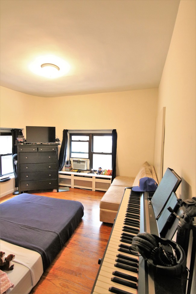 Building Photo - 226 W 72nd St