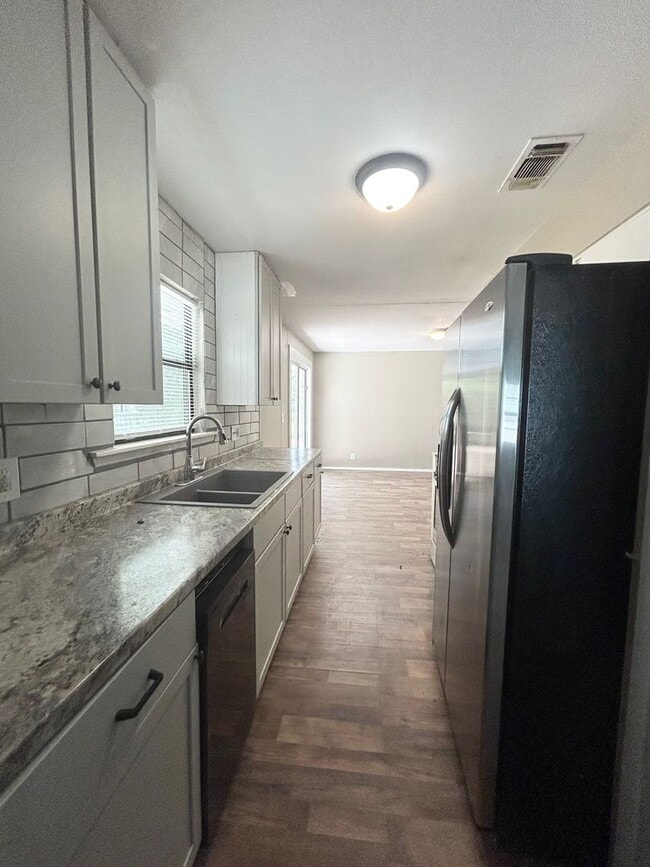 Foto del edificio - Charming 4-Bed, 2-Bath Home in Northeast S...