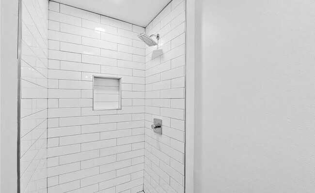 Building Photo - 561 W 12th St