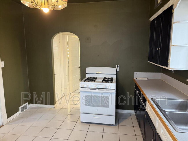 Foto del edificio - 865 Leonard St NW