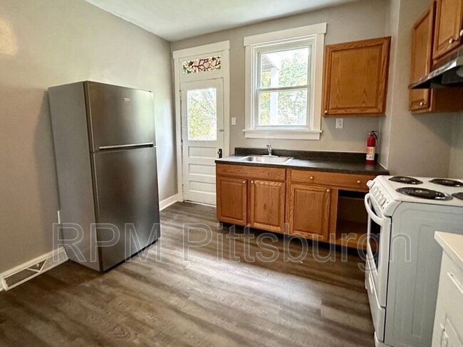Building Photo - 307 Forest Ave