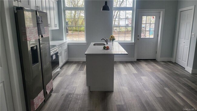 Building Photo - 826 Main St