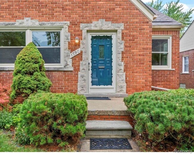 Building Photo - 1790 Kenmore Dr