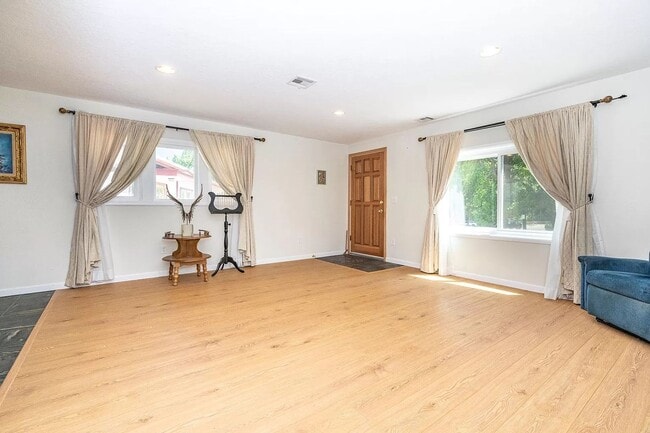 Building Photo - Centrally located one bedroom, one bath ho...