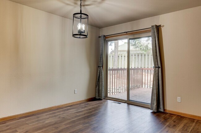 Foto del edificio - 3 Bedroom and 2.5 Bath End Unit Townhouse