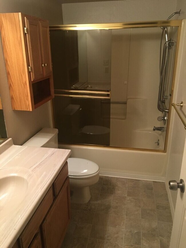 Building Photo - Very nice 2 bedroom condo