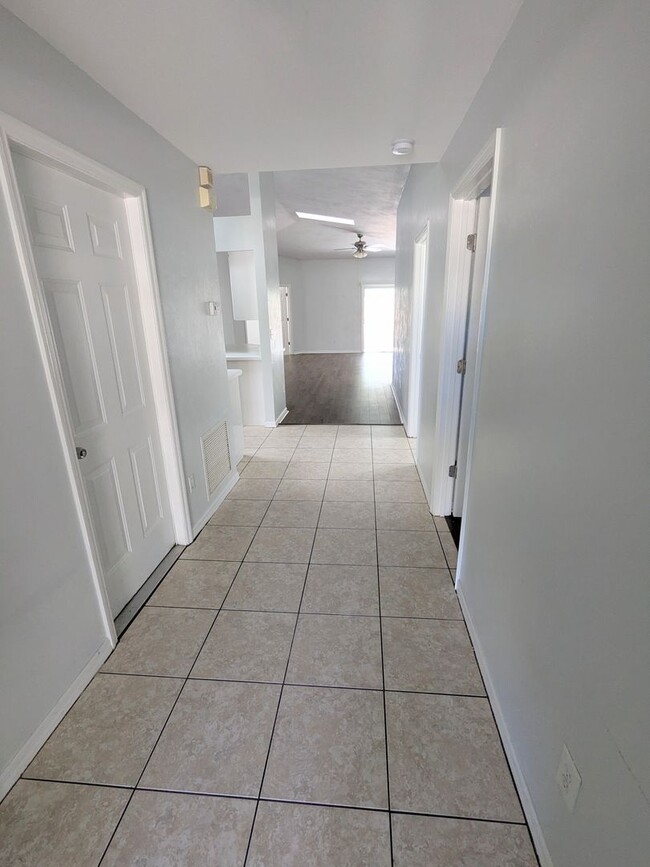 Building Photo - Welcome to Your Next Home in Port Orange!
