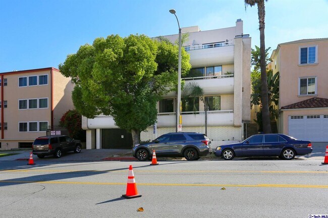 Foto del edificio - 1423 S Beverly Glen Blvd