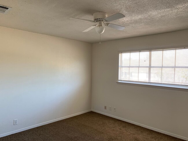 Building Photo - 2 Bedroom, 1.5 Bathroom Duplex Townhome fo...