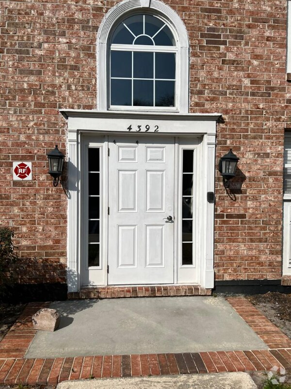 Building Photo - 4392 Lake Underhill Rd