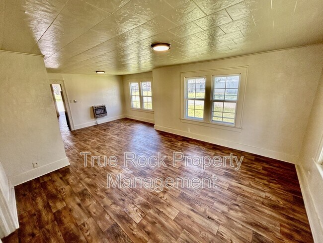 Foto del edificio - 631 W 19th